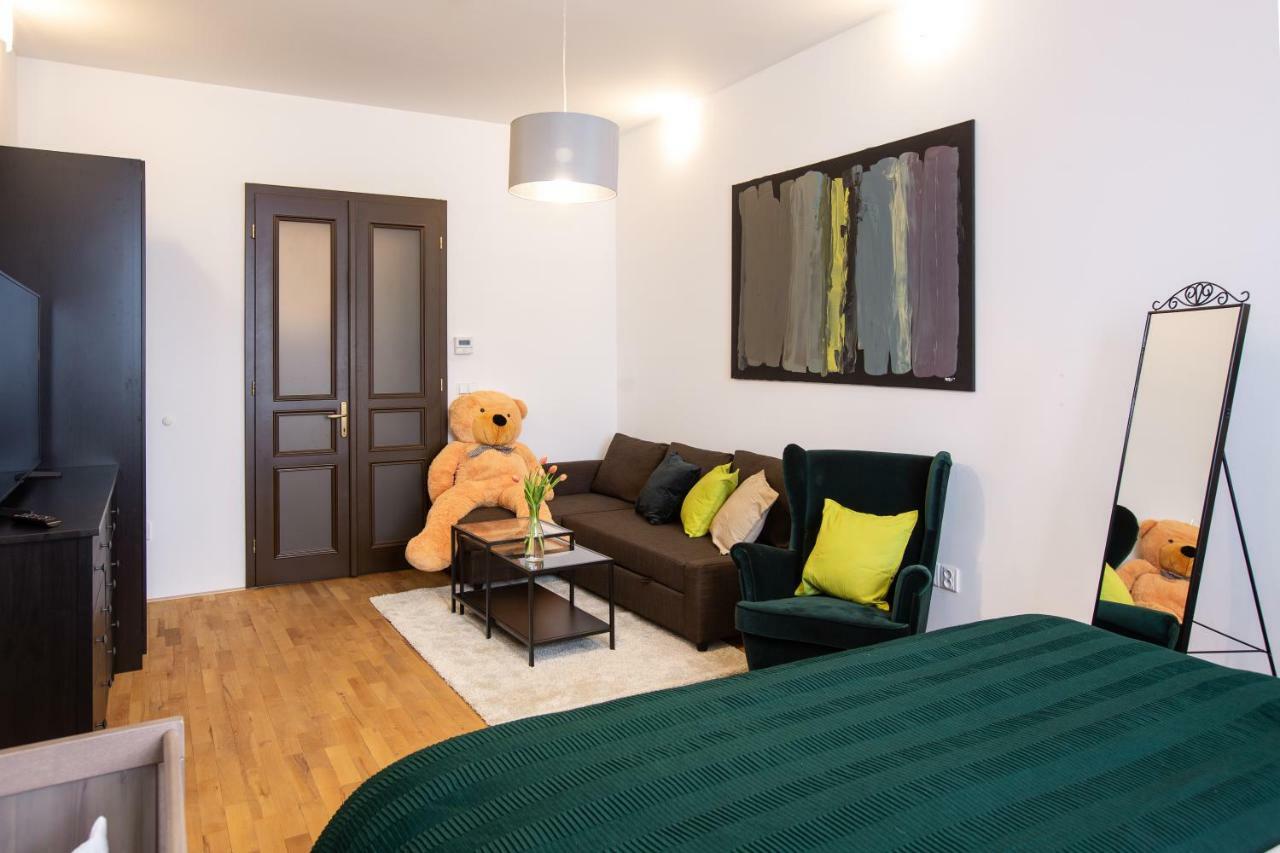 Modern Family Apt. With Central Square Entrance Hradec Králové Zewnętrze zdjęcie